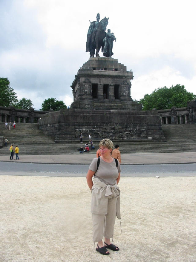 Erika forand statuen af Kaiser Wilhelm i Koblenz